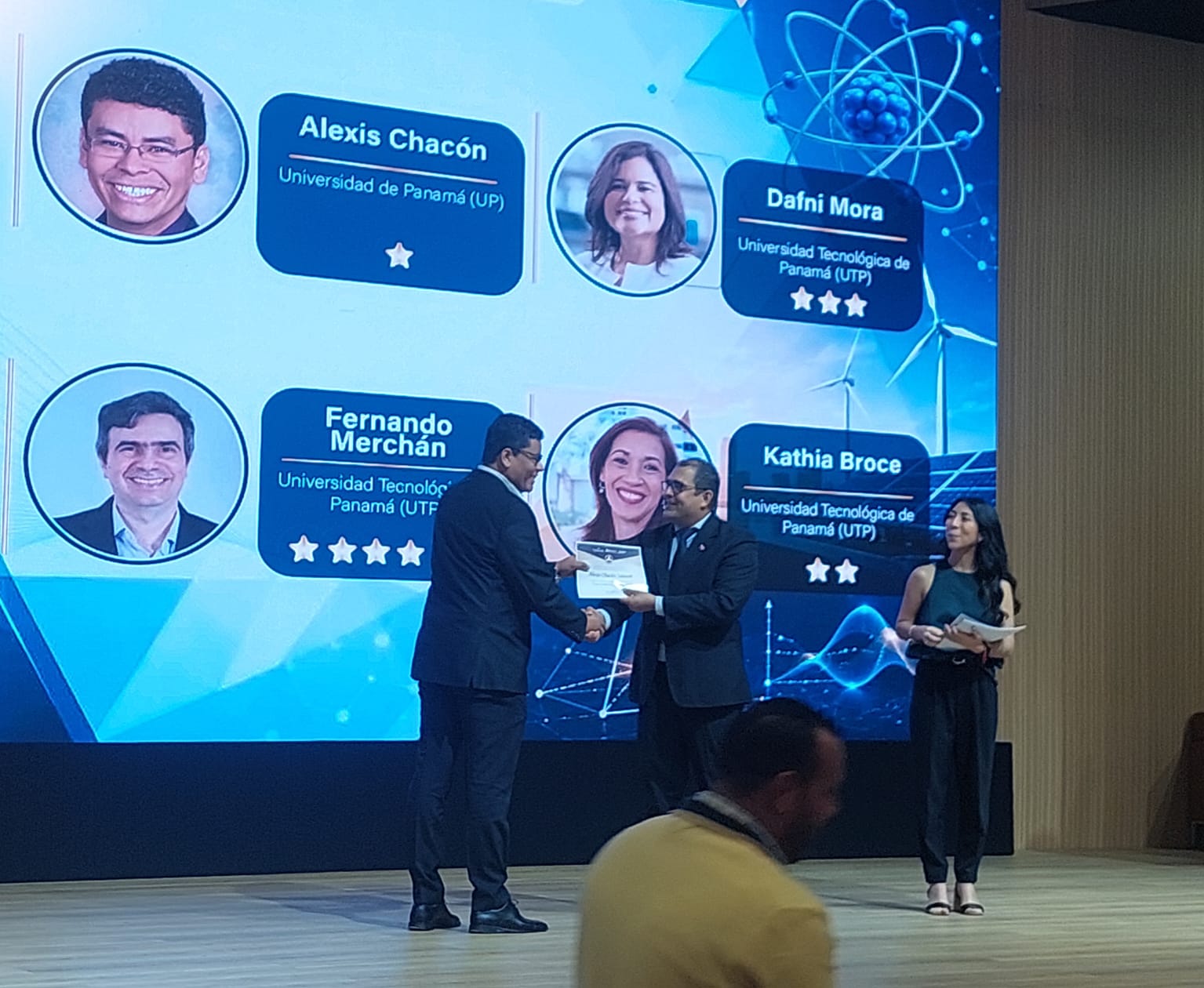 El Prof. Dr. Alexis Chacón recibe el certificado del Sistema Nacional de Investigación (SNI) de la SENACYT