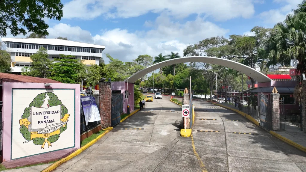 Entrada de la Universidad de Panamá